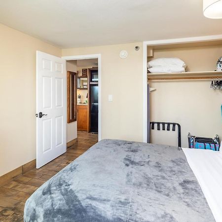 Gorgeous One Bedroom Bamboo Blocks From The Beach Honolulu Esterno foto