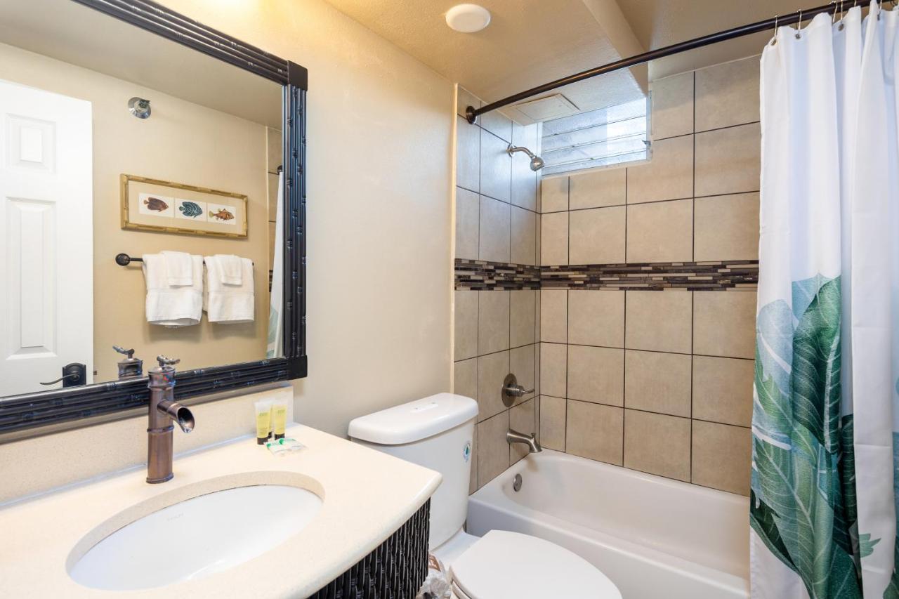 Gorgeous One Bedroom Bamboo Blocks From The Beach Honolulu Esterno foto